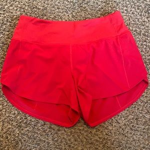Lululemon Size 6 Mid-Rise Red Speed Up Short